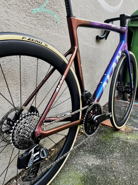 Alan Super Corsa: Carbon-Rennrad in Blue/Golden Purple, aufgebaut mit SRAM Force E1 2×12, Carbon-Laufrädern und Deda-Alanera-Cockpit