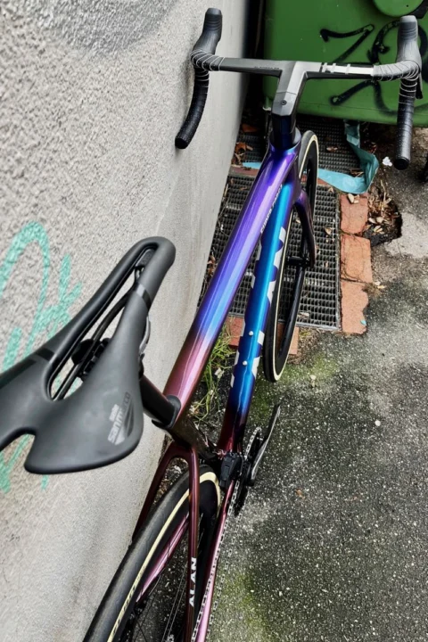 Alan Super Corsa: Carbon-Rennrad in Blue/Golden Purple, aufgebaut mit SRAM Force E1 2×12, Carbon-Laufrädern und Deda-Alanera-Cockpit