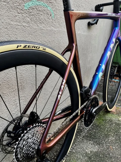 Alan Super Corsa: Carbon-Rennrad in Blue/Golden Purple, aufgebaut mit SRAM Force E1 2×12, Carbon-Laufrädern und Deda-Alanera-Cockpit