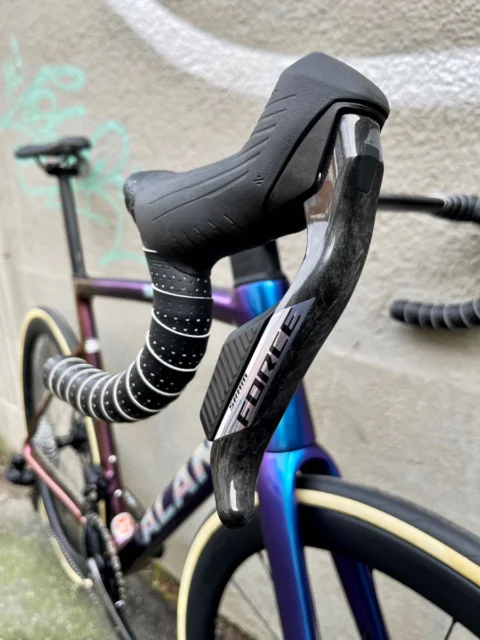 Alan Super Corsa: Carbon-Rennrad in Blue/Golden Purple, aufgebaut mit SRAM Force E1 2×12, Carbon-Laufrädern und Deda-Alanera-Cockpit