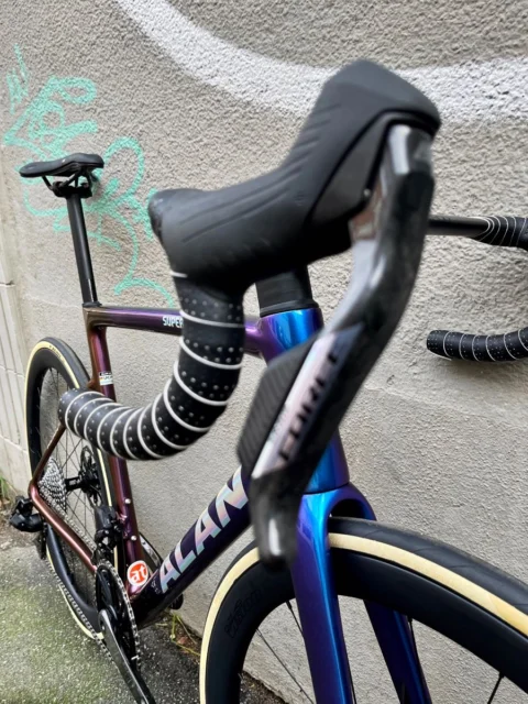 Alan Super Corsa: Carbon-Rennrad in Blue/Golden Purple, aufgebaut mit SRAM Force E1 2×12, Carbon-Laufrädern und Deda-Alanera-Cockpit