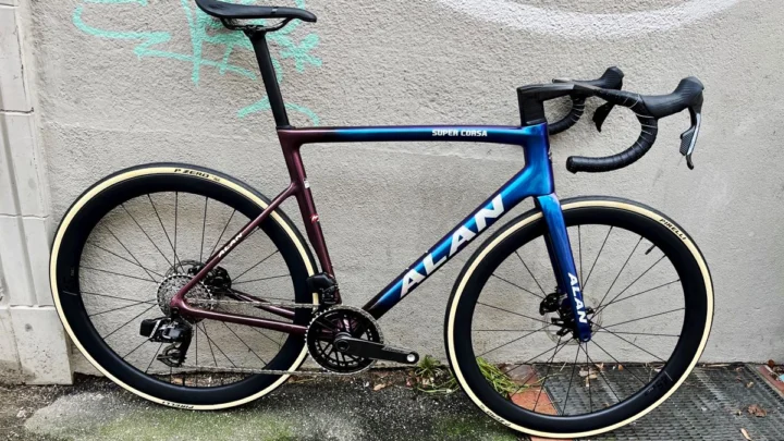 Alan Super Corsa: Carbon-Rennrad in Blue/Golden Purple, aufgebaut mit SRAM Force E1 2×12, Carbon-Laufrädern und Deda-Alanera-Cockpit