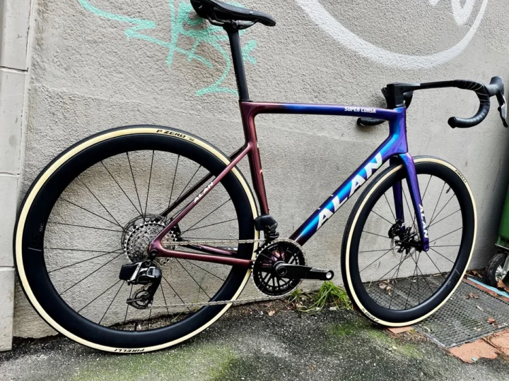 Alan Super Corsa: Carbon-Rennrad in Blue/Golden Purple, aufgebaut mit SRAM Force E1 2×12, Carbon-Laufrädern und Deda-Alanera-Cockpit