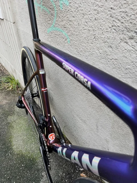 Alan Super Corsa: Carbon-Rennrad in Blue/Golden Purple, aufgebaut mit SRAM Force E1 2×12, Carbon-Laufrädern und Deda-Alanera-Cockpit
