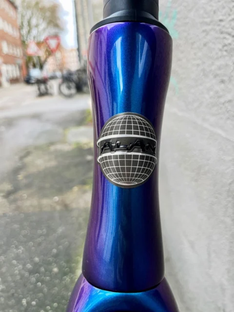 Alan Super Corsa: Carbon-Rennrad in Blue/Golden Purple, aufgebaut mit SRAM Force E1 2×12, Carbon-Laufrädern und Deda-Alanera-Cockpit
