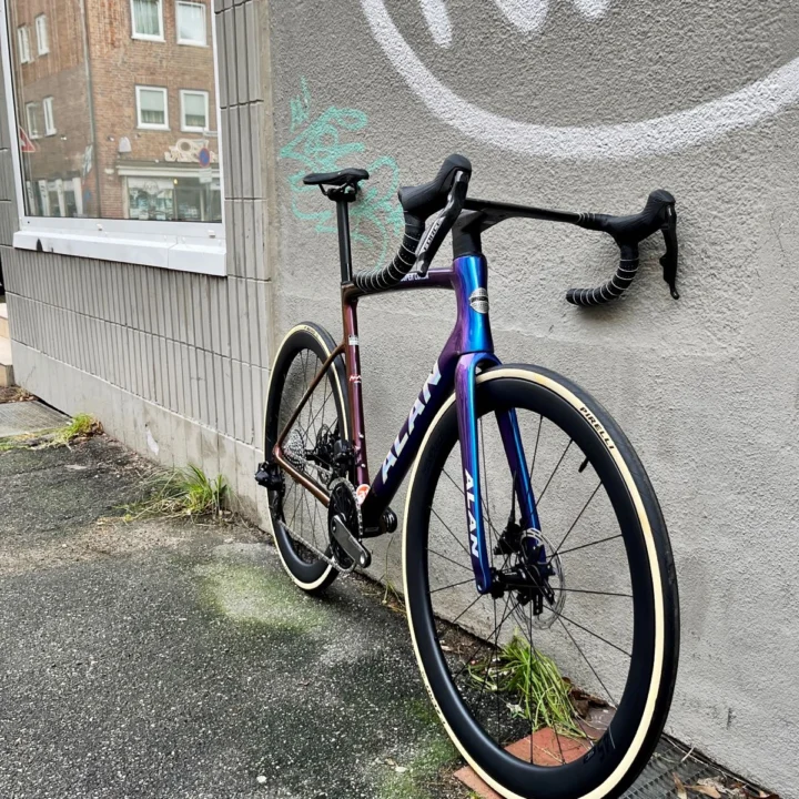 Alan Super Corsa: Carbon-Rennrad in Blue/Golden Purple, aufgebaut mit SRAM Force E1 2×12, Carbon-Laufrädern und Deda-Alanera-Cockpit