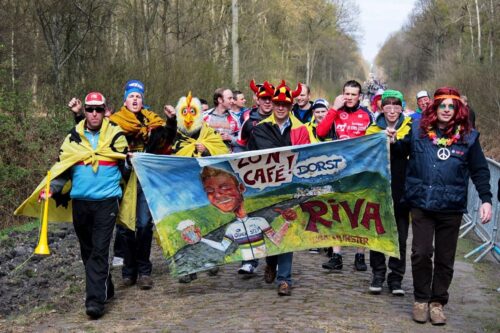 at Fahrräder, Dein Fahrradladen in Lübeck, verabschiedet sich wehmütig von der Cyclocross-Saison 2025/2026 nach dem letzten Rennen – und freut sich auf mehr Radsport mit dem Rennrad bei den Frühjahrsklassikern und Monumenten 2026 - hier im Bild belgische Fans von Tom Boonen, die ihn am 8. April 2012 bei Paris–Roubaix zum Sieg supporteten – © Roxanne King, CC BY 2.0 , via Wikimedia Commons