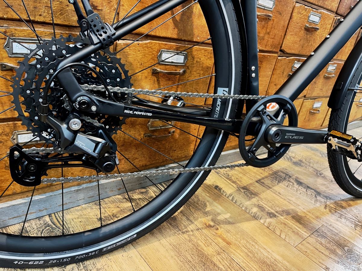 Basso Tera Urban 2026, das urbane Commuter-Bike, City-Bike oder Ftness-Bike für den Stadtverkehr, zum Pendeln und für Touren mit geradem Lenker und einem Mix aus Aluminium-Rahmen, Carbon-Hinterbausystem und Carbon-Gabel, ein halbgefedertes Heiz-Fahrrad im italienischen Design bei at Fahrräder, Deinem Fahrradladen in Lübeck mit Fahrradwerkstatt und Liebe zum Fahrrad und Radsport