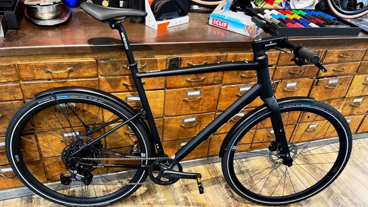Basso Tera Urban 2026: Fitnessrad mit geradem Lenker, Alu-Rahmen, Carbon-Hinterbau und Carbon-Gabel
