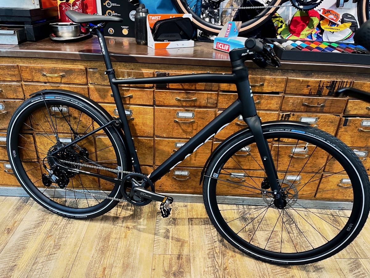 Basso Tera Urban 2026, das urbane Commuter-Bike, City-Bike oder Ftness-Bike für den Stadtverkehr, zum Pendeln und für Touren mit geradem Lenker und einem Mix aus Aluminium-Rahmen, Carbon-Hinterbausystem und Carbon-Gabel, ein halbgefedertes Heiz-Fahrrad im italienischen Design bei at Fahrräder, Deinem Fahrradladen in Lübeck mit Fahrradwerkstatt und Liebe zum Fahrrad und Radsport