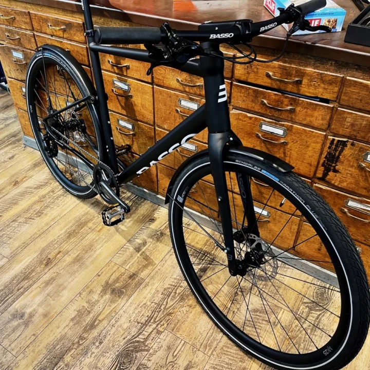 Basso Tera Urban 2026: Fitnessrad mit geradem Lenker, Alu-Rahmen, Carbon-Hinterbau und Carbon-Gabel
