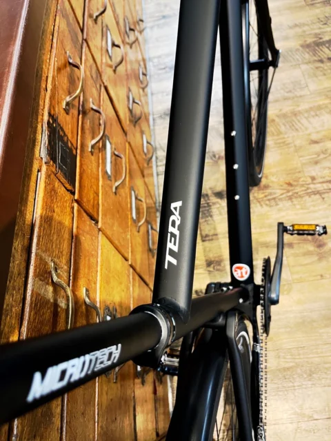 Basso Tera Urban 2026: Fitnessrad mit geradem Lenker, Alu-Rahmen, Carbon-Hinterbau und Carbon-Gabel