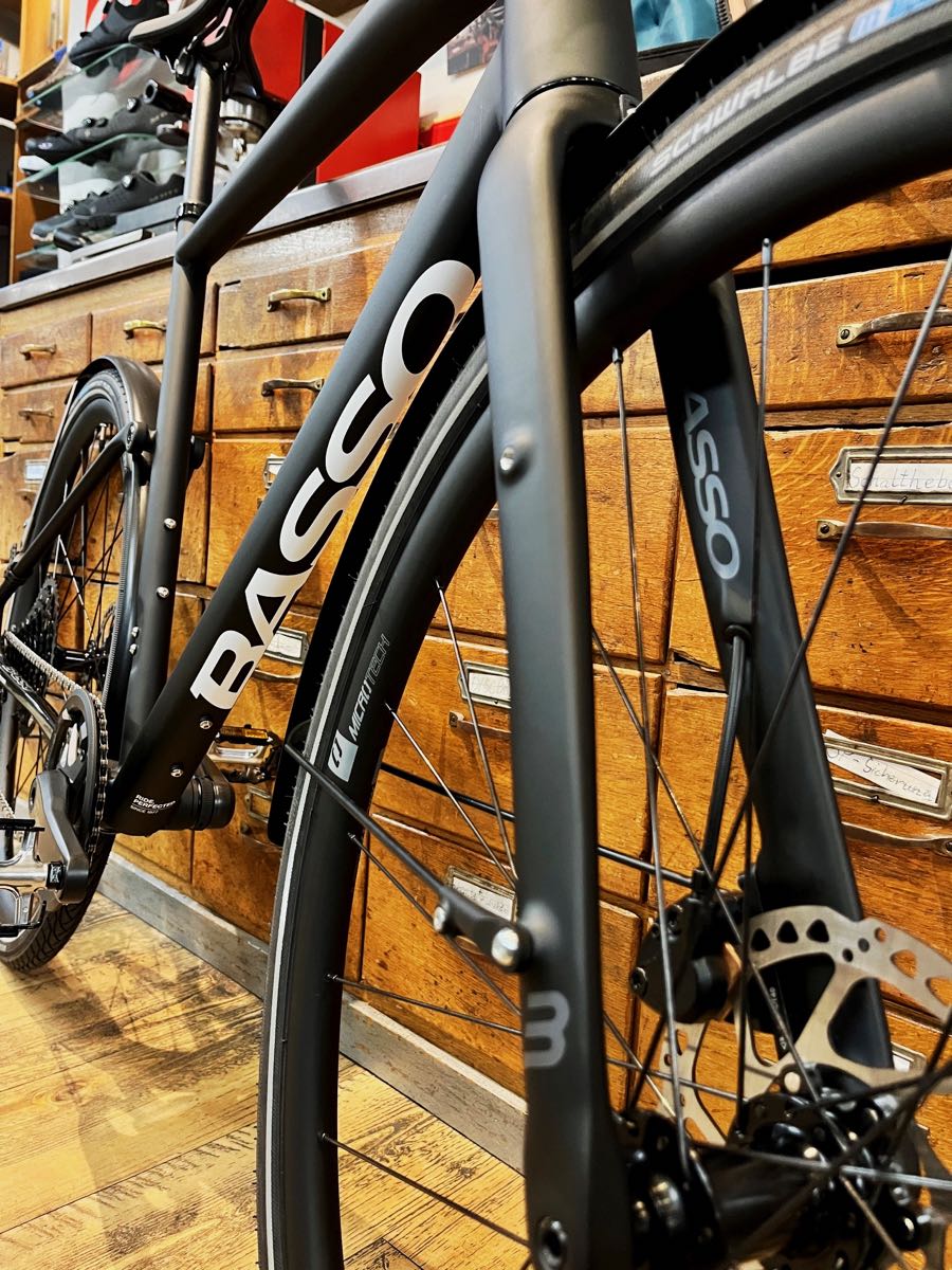 Basso Tera Urban 2026, das urbane Commuter-Bike, City-Bike oder Ftness-Bike für den Stadtverkehr, zum Pendeln und für Touren mit geradem Lenker und einem Mix aus Aluminium-Rahmen, Carbon-Hinterbausystem und Carbon-Gabel, ein halbgefedertes Heiz-Fahrrad im italienischen Design bei at Fahrräder, Deinem Fahrradladen in Lübeck mit Fahrradwerkstatt und Liebe zum Fahrrad und Radsport