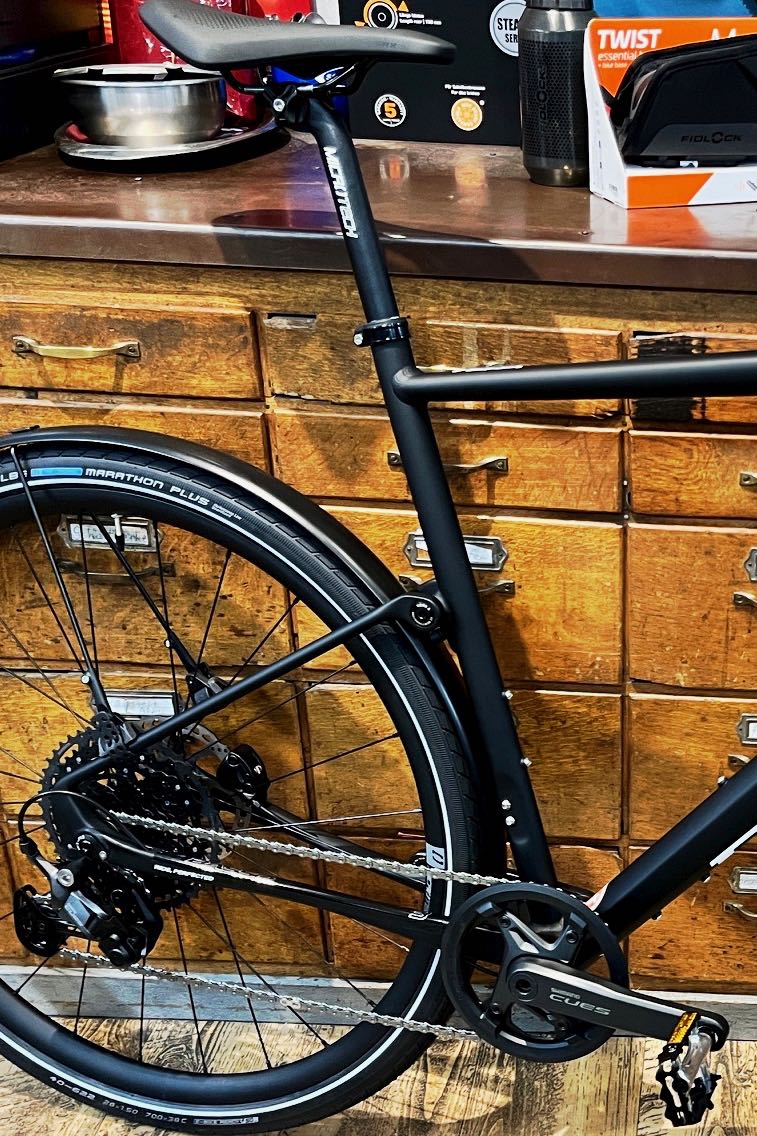 Basso Tera Urban 2026, das urbane Commuter-Bike, City-Bike oder Ftness-Bike für den Stadtverkehr, zum Pendeln und für Touren mit geradem Lenker und einem Mix aus Aluminium-Rahmen, Carbon-Hinterbausystem und Carbon-Gabel, ein halbgefedertes Heiz-Fahrrad im italienischen Design bei at Fahrräder, Deinem Fahrradladen in Lübeck mit Fahrradwerkstatt und Liebe zum Fahrrad und Radsport