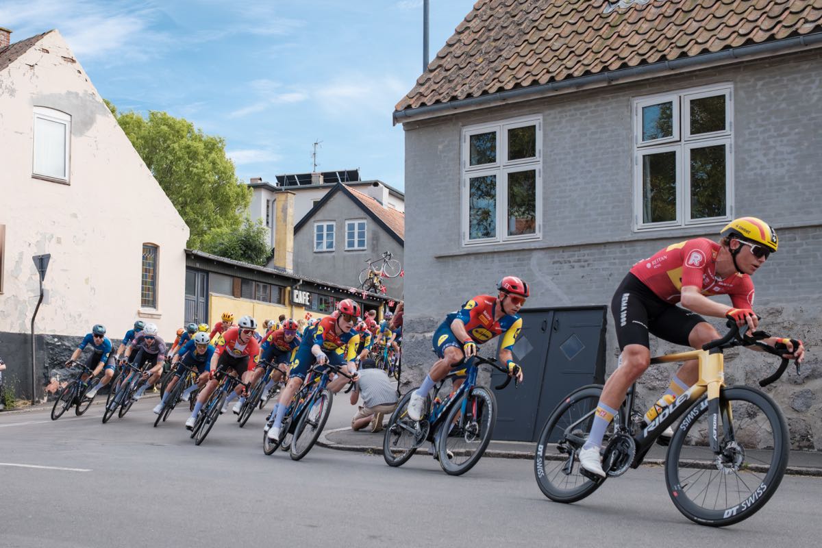 1. Etappe der PostNord Danmark Rundt 2025 am 12.8.2025 in Sandvig auf Bornholm: Bilder vom at-Stammkunden © Sebastian Almes, unter anderem mit Magnus Cort Nielsen, Gewinner Mads Pedersen und dem PicnicPost-Team, netterweise bereirtgestellt für at Fahrräder, deinen Fahrradladen in Lübeck mit Liebe zum Rennrad, zum Radsport, zum Fahrrad allgemein - und mit eigener Fahrradwerkstatt
