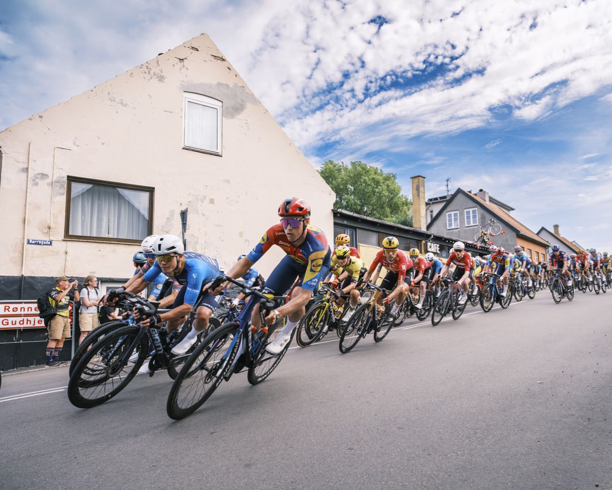 1. Etappe der PostNord Danmark Rundt 2025 am 12.8.2025 in Sandvig auf Bornholm: Bilder vom at-Stammkunden © Sebastian Almes, unter anderem mit Magnus Cort Nielsen, Gewinner Mads Pedersen und dem PicnicPost-Team, netterweise bereirtgestellt für at Fahrräder, deinen Fahrradladen in Lübeck mit Liebe zum Rennrad, zum Radsport, zum Fahrrad allgemein - und mit eigener Fahrradwerkstatt