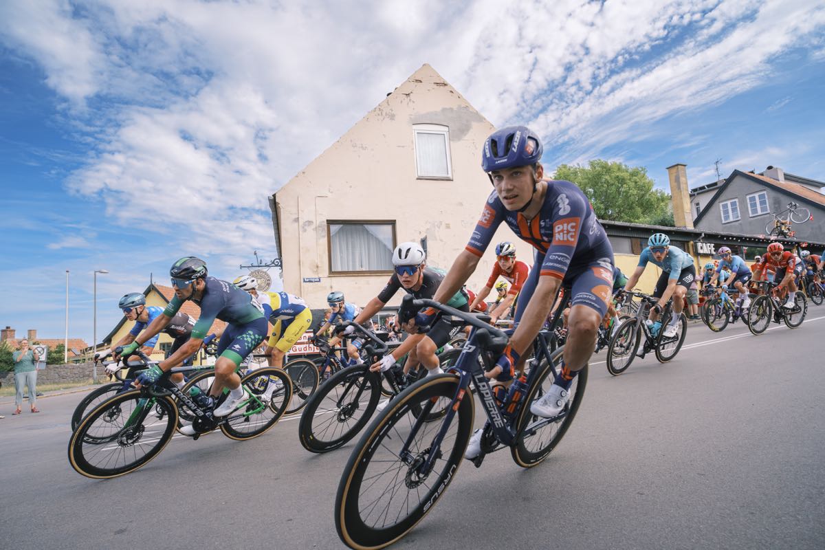 1. Etappe der PostNord Danmark Rundt 2025 am 12.8.2025 in Sandvig auf Bornholm: Bilder vom at-Stammkunden © Sebastian Almes, unter anderem mit Magnus Cort Nielsen, Gewinner Mads Pedersen und dem PicnicPost-Team, netterweise bereirtgestellt für at Fahrräder, deinen Fahrradladen in Lübeck mit Liebe zum Rennrad, zum Radsport, zum Fahrrad allgemein - und mit eigener Fahrradwerkstatt