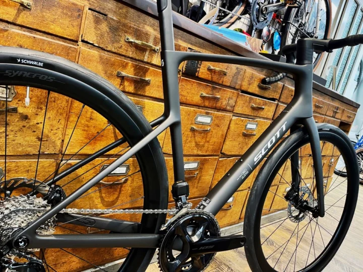 Das Scott Addict 30 in mattem Schwarz vor der alten Schubladenwand im Laden