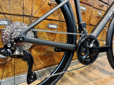 Detail des Scott Addict 30: Schaltwerk, Kassette und Kurbel vor der Schubladenwand