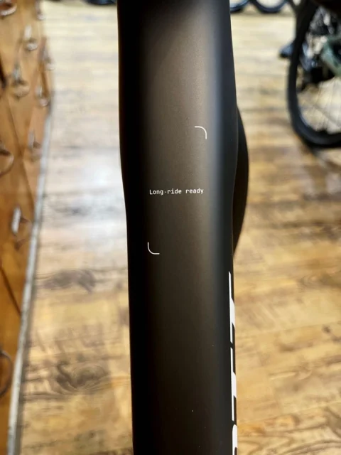 Nahaufnahme des Sitzrohrs mit dem eingeprägten Schriftzug „Long ride ready“