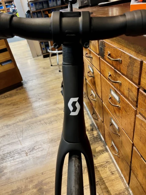 Blick von vorn auf Gabel und Steuerrohr des Scott Addict 30 mit dem Herstellerzeichen