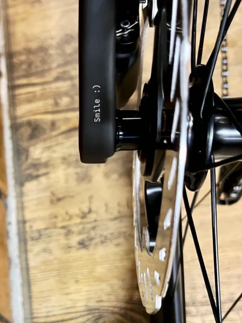 Detail des Scott Addict 30: Schaltwerk mit der eingravierten Aufschrift „Smile :-)“