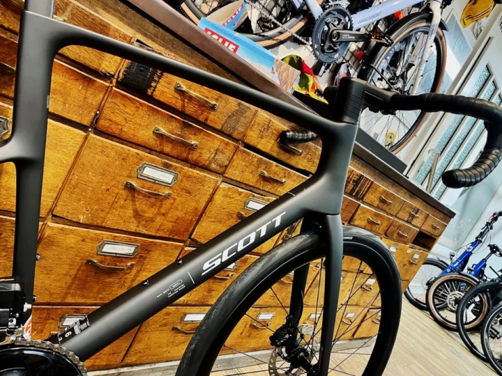 Das Scott Addict 30 schräg von hinten vor der Schubladenwand im Laden