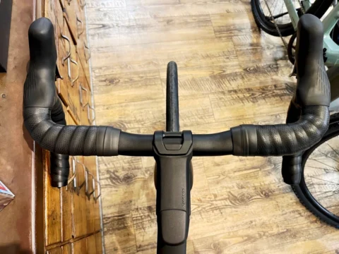 Blick von oben auf den Rennlenker des Scott Addict 30 mit Bremsgriffen und Vorbau