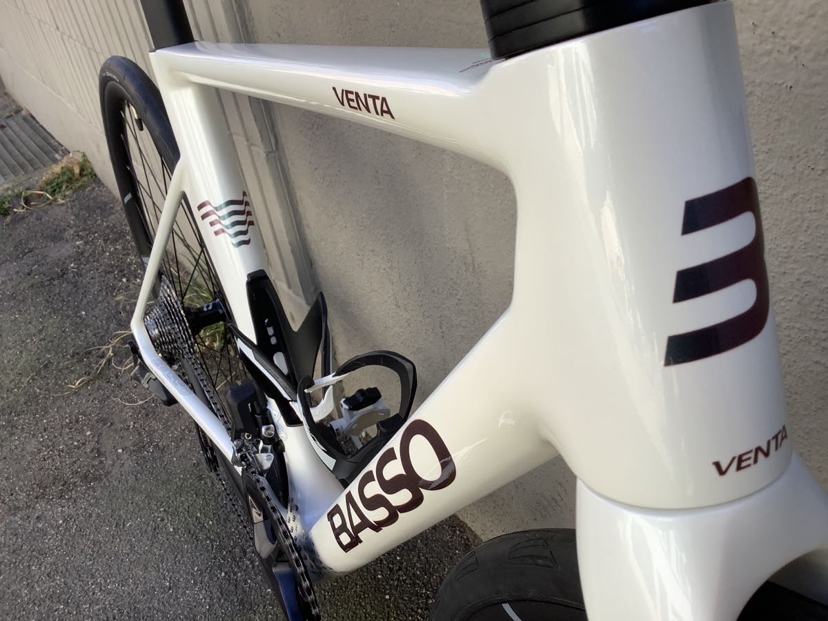 Basso Venta R aus 2026 - ein italienisches Rennrad aus Carbon mit Carbon-Gabel und Carbon-Sattelstütze, mit elektronischer Schaltung Shiman0 105 Di2 (1x12) in Pearl White - jetzt bei at Fahrräder, deinem Fahradladen in Lübeck mit Fahrradwerkstatt und Liebe zum Fahrrad und Radsport
