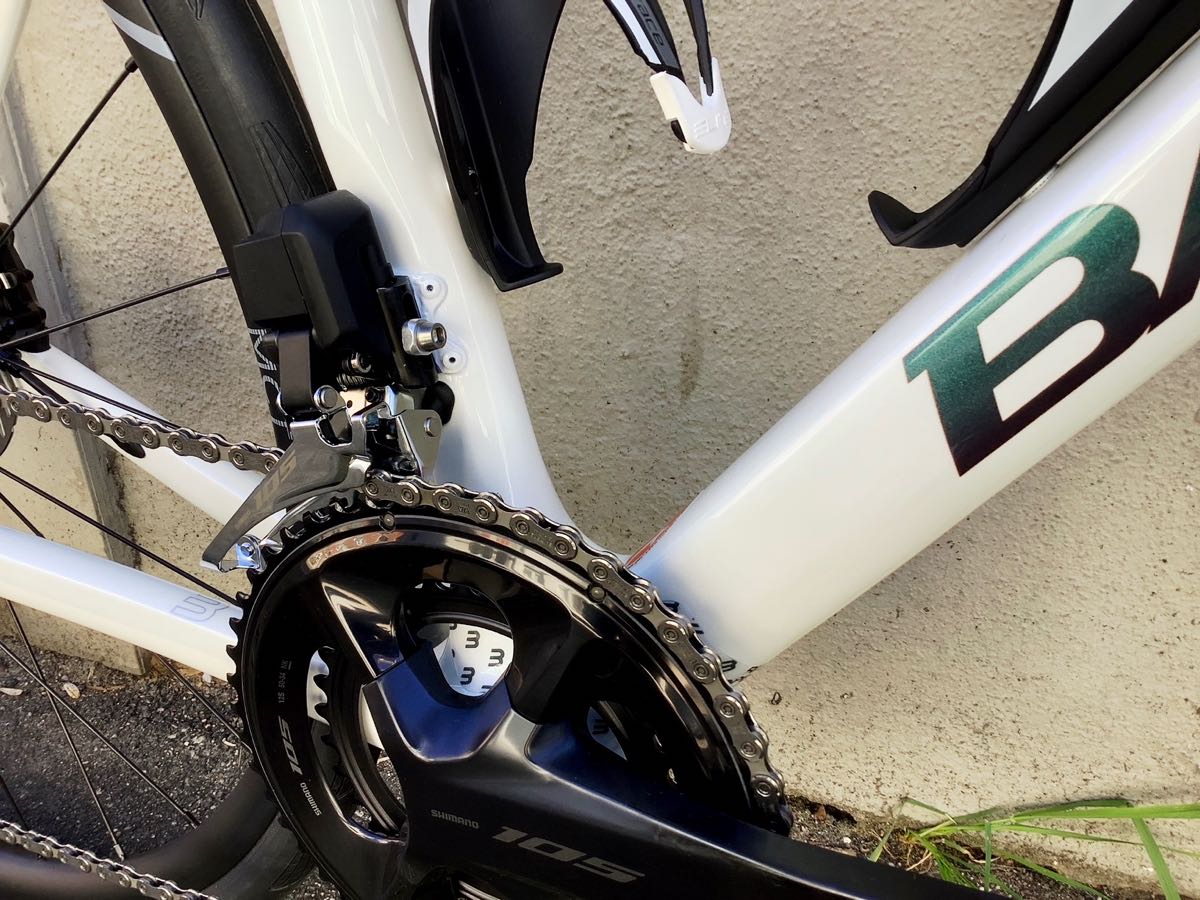 Basso Venta R aus 2026 - ein italienisches Rennrad aus Carbon mit Carbon-Gabel und Carbon-Sattelstütze, mit elektronischer Schaltung Shiman0 105 Di2 (1x12) in Pearl White - jetzt bei at Fahrräder, deinem Fahradladen in Lübeck mit Fahrradwerkstatt und Liebe zum Fahrrad und Radsport