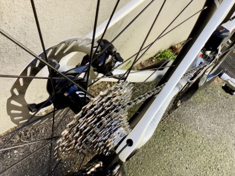 Basso Venta R von 2026 in Pearl White: Carbon-Rennrad mit Shimano 105 Di2 (1×12)