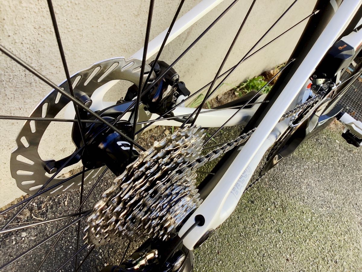 Basso Venta R aus 2026 - ein italienisches Rennrad aus Carbon mit Carbon-Gabel und Carbon-Sattelstütze, mit elektronischer Schaltung Shiman0 105 Di2 (1x12) in Pearl White - jetzt bei at Fahrräder, deinem Fahradladen in Lübeck mit Fahrradwerkstatt und Liebe zum Fahrrad und Radsport