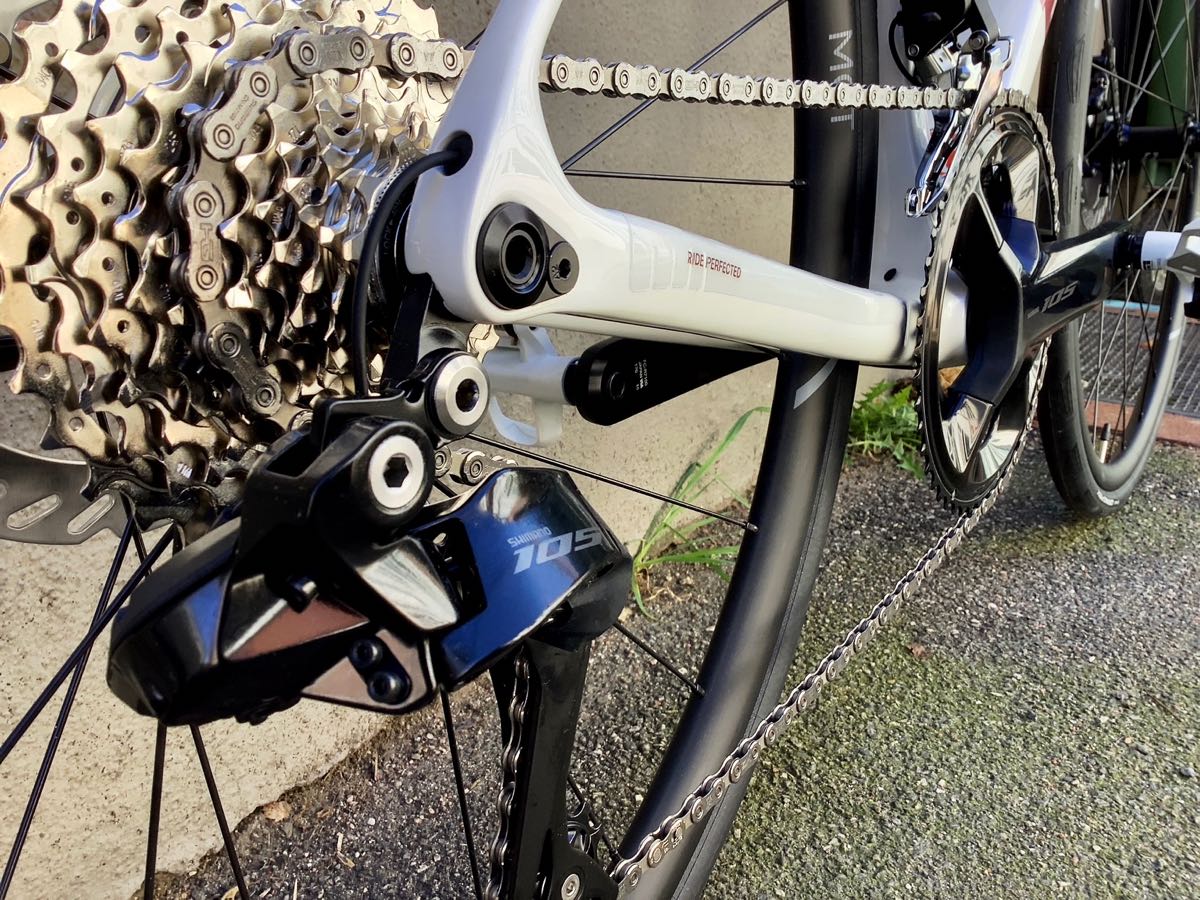 Basso Venta R aus 2026 - ein italienisches Rennrad aus Carbon mit Carbon-Gabel und Carbon-Sattelstütze, mit elektronischer Schaltung Shiman0 105 Di2 (1x12) in Pearl White - jetzt bei at Fahrräder, deinem Fahradladen in Lübeck mit Fahrradwerkstatt und Liebe zum Fahrrad und Radsport