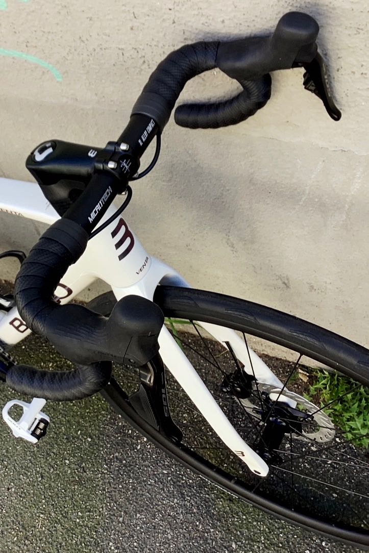 Basso Venta R aus 2026 - ein italienisches Rennrad aus Carbon mit Carbon-Gabel und Carbon-Sattelstütze, mit elektronischer Schaltung Shiman0 105 Di2 (1x12) in Pearl White - jetzt bei at Fahrräder, deinem Fahradladen in Lübeck mit Fahrradwerkstatt und Liebe zum Fahrrad und Radsport