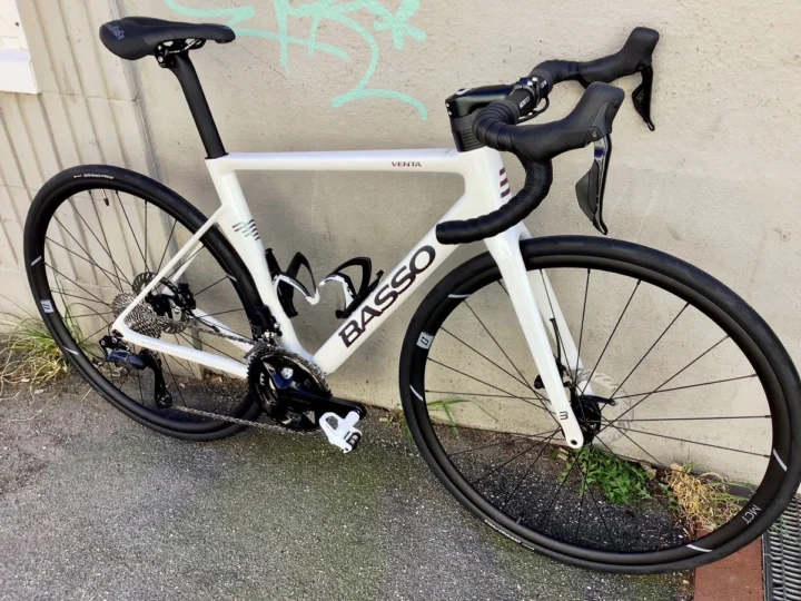 Basso Venta R von 2026 in Pearl White: Carbon-Rennrad mit Shimano 105 Di2 (1×12)