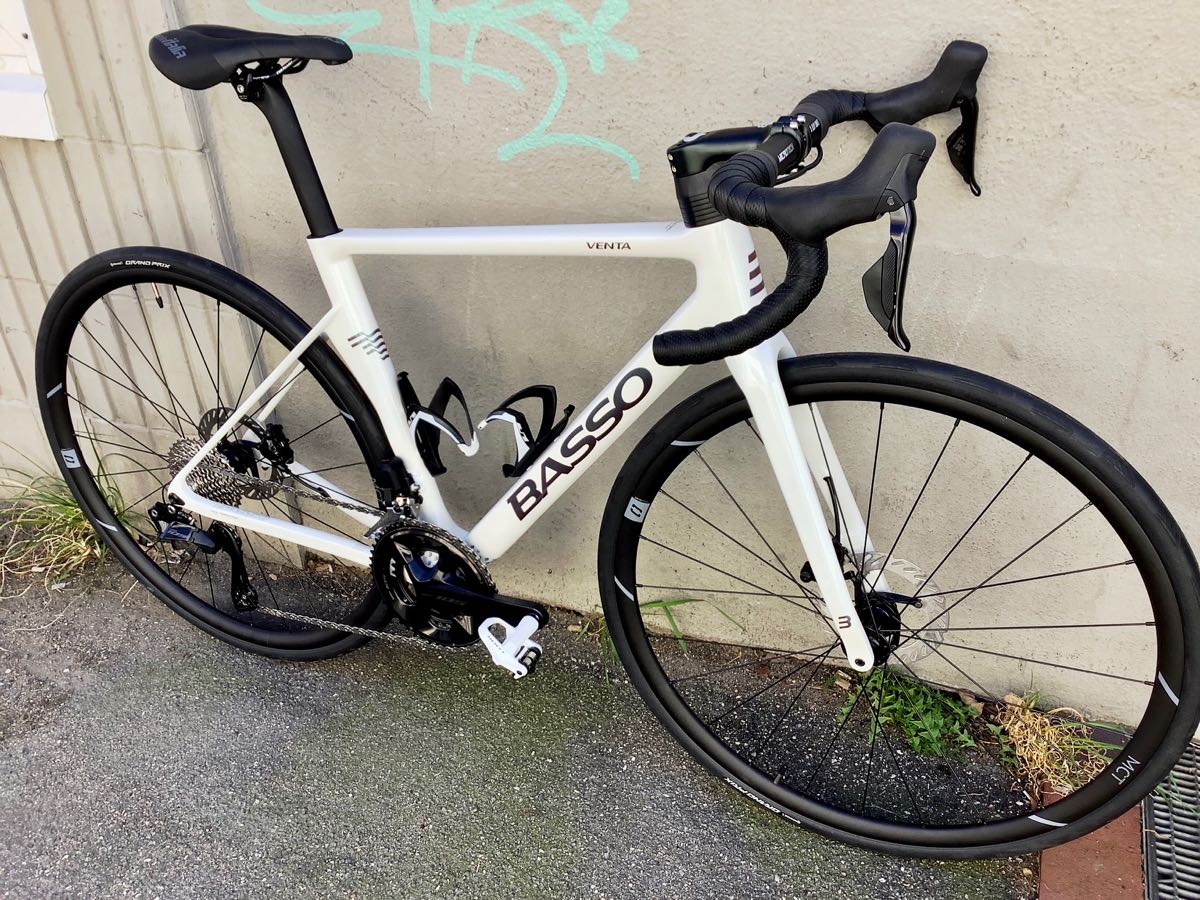 Basso Venta R aus 2026 - ein italienisches Rennrad aus Carbon mit Carbon-Gabel und Carbon-Sattelstütze, mit elektronischer Schaltung Shiman0 105 Di2 (1x12) in Pearl White - jetzt bei at Fahrräder, deinem Fahradladen in Lübeck mit Fahrradwerkstatt und Liebe zum Fahrrad und Radsport