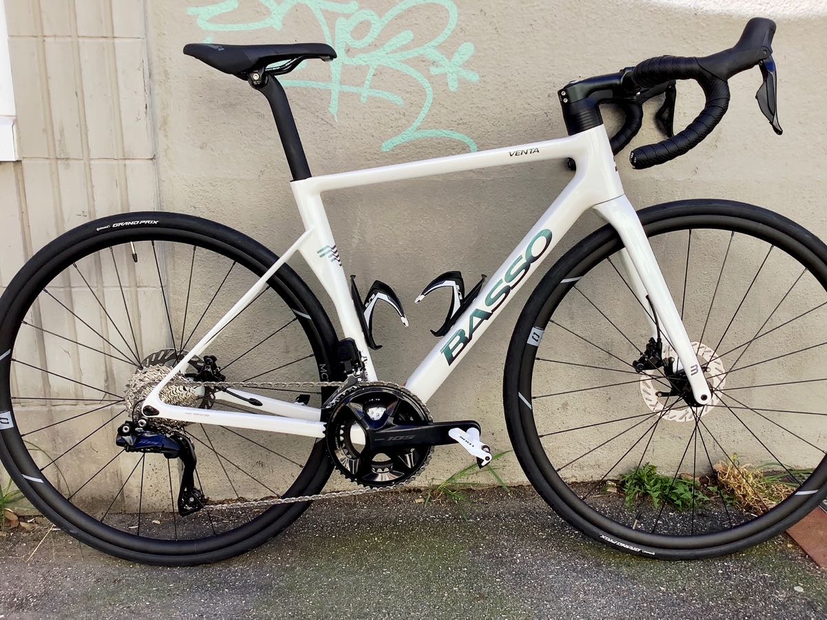 Basso Venta R aus 2026 - ein italienisches Rennrad aus Carbon mit Carbon-Gabel und Carbon-Sattelstütze, mit elektronischer Schaltung Shiman0 105 Di2 (1x12) in Pearl White - jetzt bei at Fahrräder, deinem Fahradladen in Lübeck mit Fahrradwerkstatt und Liebe zum Fahrrad und Radsport