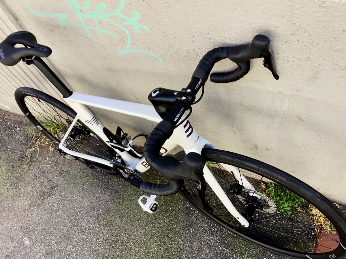 Basso Venta R aus 2026 - ein italienisches Rennrad aus Carbon mit Carbon-Gabel und Carbon-Sattelstütze, mit elektronischer Schaltung Shiman0 105 Di2 (1x12) in Pearl White - jetzt bei at Fahrräder, deinem Fahradladen in Lübeck mit Fahrradwerkstatt und Liebe zum Fahrrad und Radsport