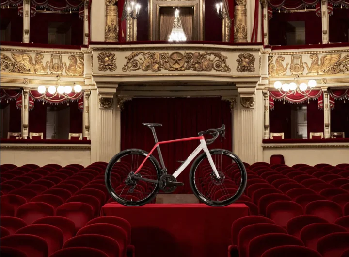 Ein rot-weißes Colnago C72 La Scala steht auf der Bühne des Teatro alla Scala vor den roten Rängen