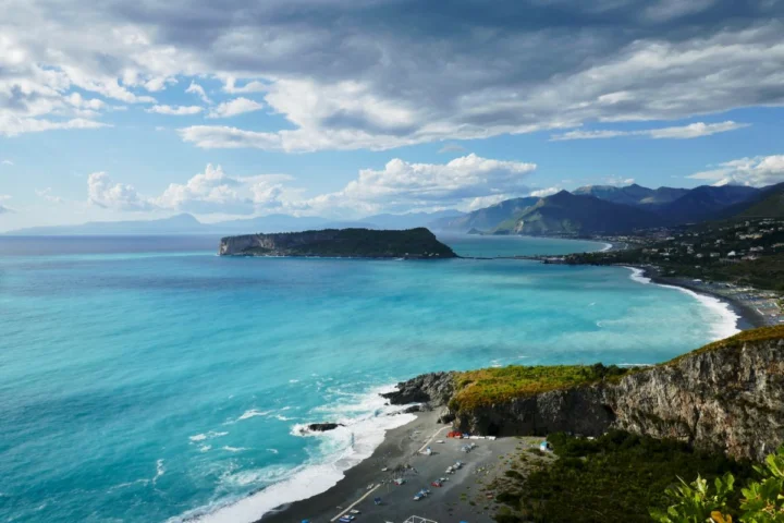 Blick von Süden auf die Bucht von Praia a Mare in Kalabrien, türkisfarbenes Meer und eine vorgelagerte Insel