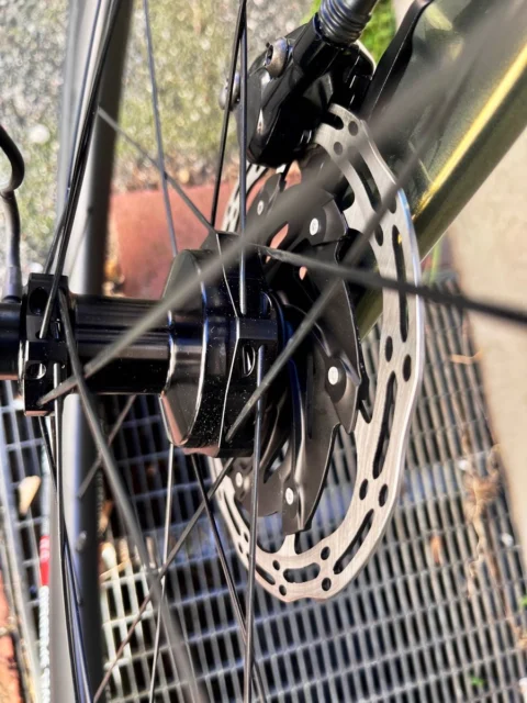 Kona Ouroboros: Gravelbike mit Alu-Rahmen, nach Kundenwunsch aufgebaut