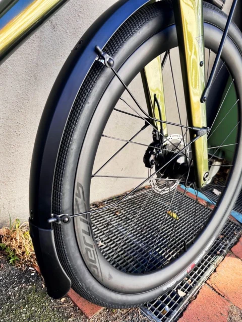 Kona Ouroboros: Gravelbike mit Alu-Rahmen, nach Kundenwunsch aufgebaut