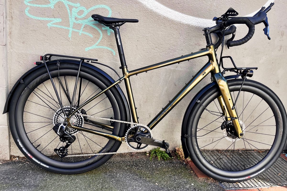 Gravelbike von Kona: das Kona Ouroboros mit Alu-Rahmen, nach Kundenwunsch custom made bei at Fahrräder, deinem Fahrradladen in Lübeck mit Liebe zum Fahrrad und zum Radsport, zu Gravel und Rennrad, mit eigener Fahrradwerkstatt