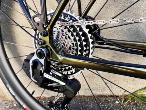 Kona Ouroboros: Gravelbike mit Alu-Rahmen, nach Kundenwunsch aufgebaut