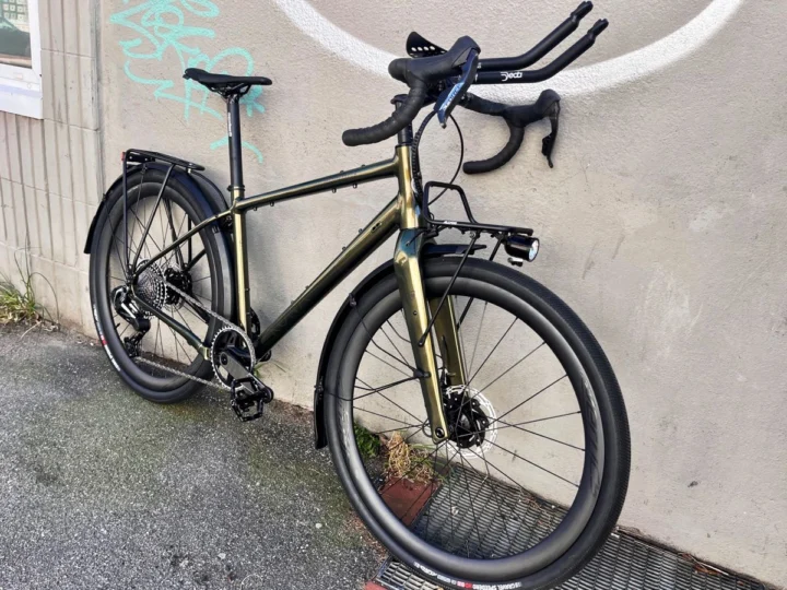 Kona Ouroboros: Gravelbike mit Alu-Rahmen, nach Kundenwunsch aufgebaut