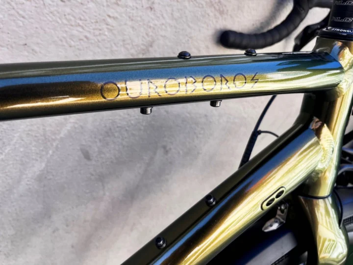 Kona Ouroboros: Gravelbike mit Alu-Rahmen, nach Kundenwunsch aufgebaut