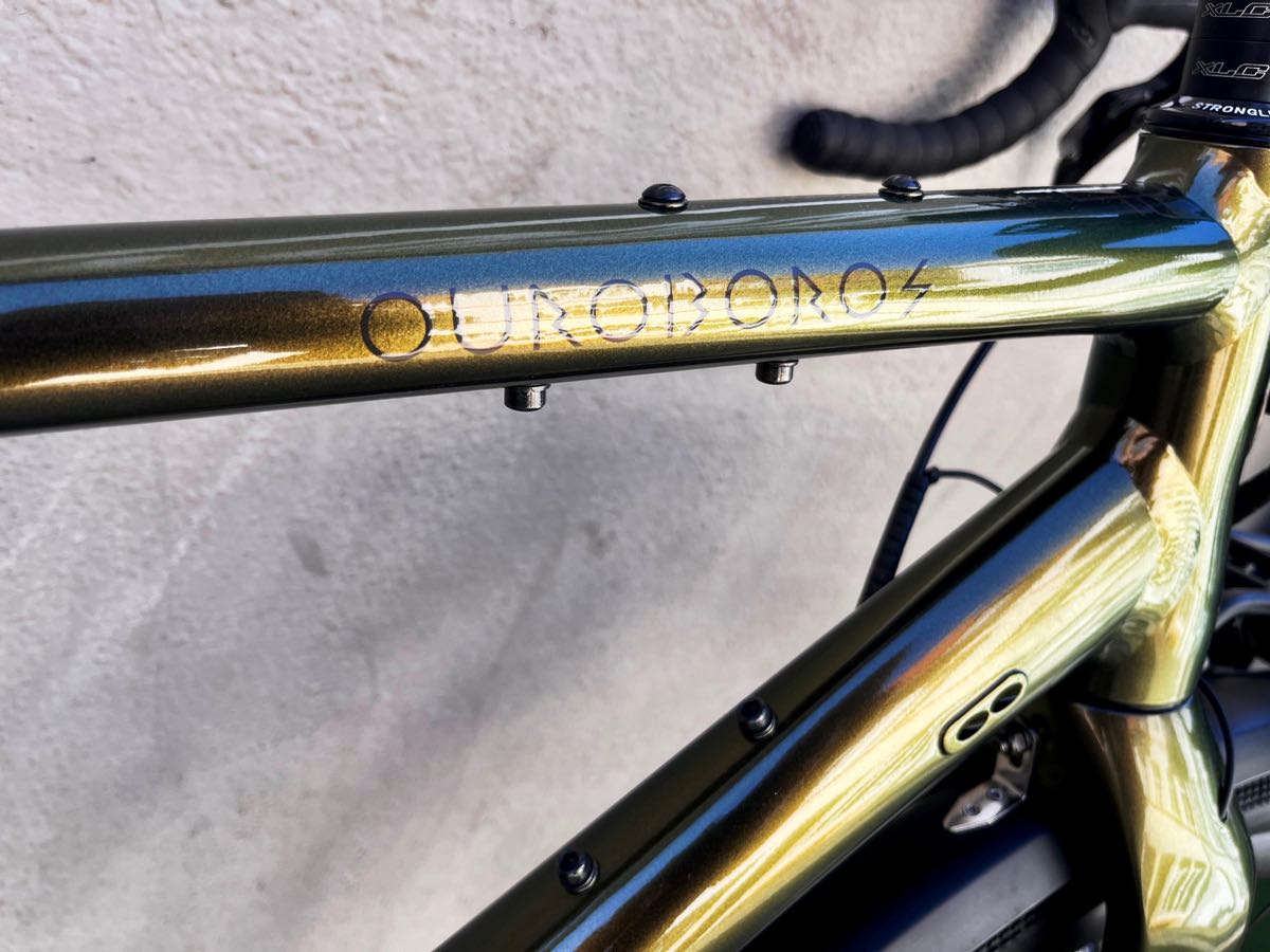Gravelbike von Kona: das Kona Ouroboros mit Alu-Rahmen, nach Kundenwunsch custom made bei at Fahrräder, deinem Fahrradladen in Lübeck mit Liebe zum Fahrrad und zum Radsport, zu Gravel und Rennrad, mit eigener Fahrradwerkstatt