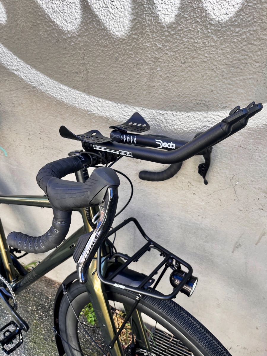 Gravelbike von Kona: das Kona Ouroboros mit Alu-Rahmen, nach Kundenwunsch custom made bei at Fahrräder, deinem Fahrradladen in Lübeck mit Liebe zum Fahrrad und zum Radsport, zu Gravel und Rennrad, mit eigener Fahrradwerkstatt