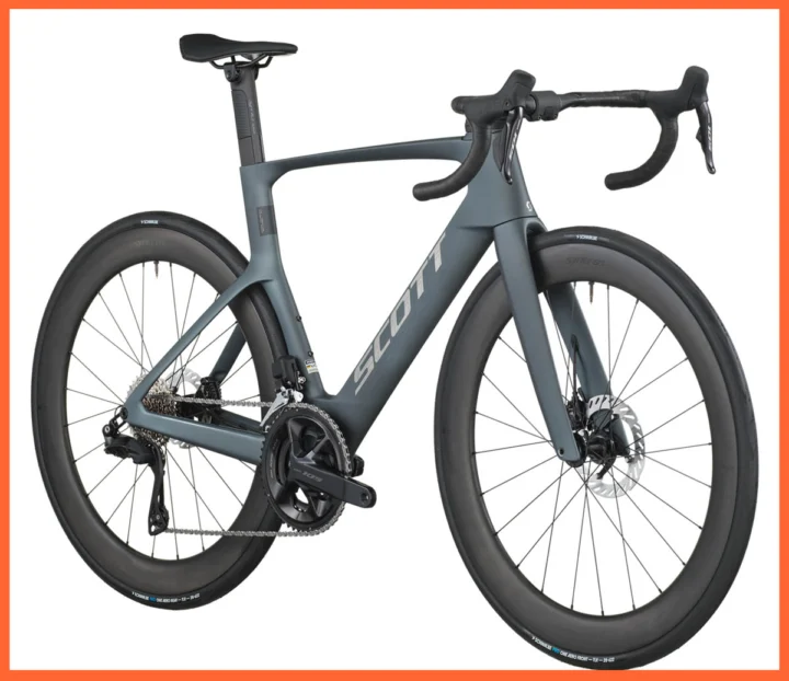 Das Scott Foil RC 20 in Grau, freigestellt von der Seite — ein Aero-Rennrad mit hohen Carbonfelgen