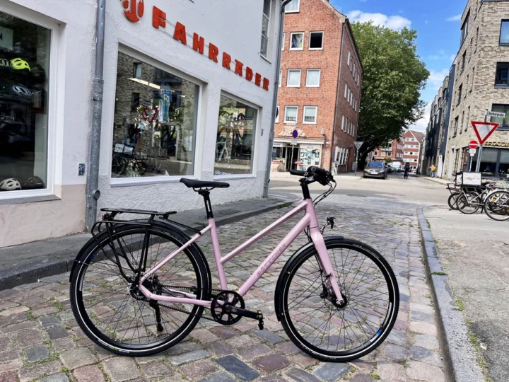 Böttcher Trekk Lite von 2026: Trekkingrad in Trapezform mit Riemenantrieb, Alu-Rahmen und Shimano-Nabenschaltung Alfine